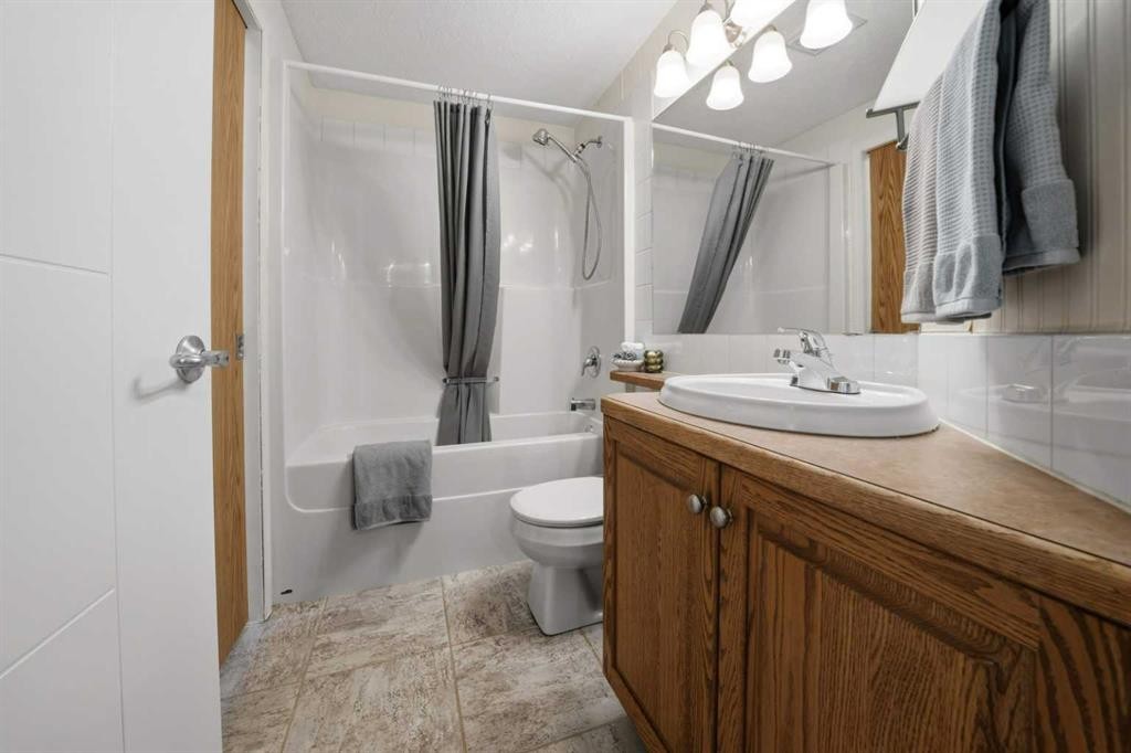 210-60 Jacobs Close, Red Deer, AB - Indoor Photo Showing Bathroom
