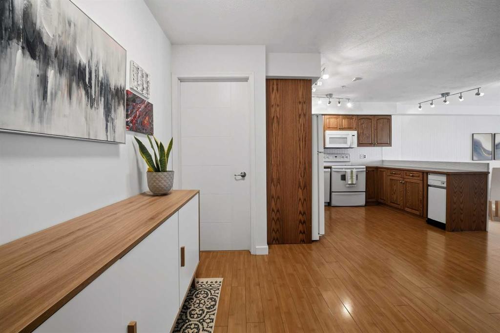 210-60 Jacobs Close, Red Deer, AB - Indoor Photo Showing Kitchen