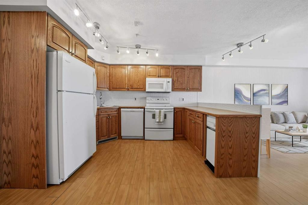210-60 Jacobs Close, Red Deer, AB - Indoor Photo Showing Kitchen