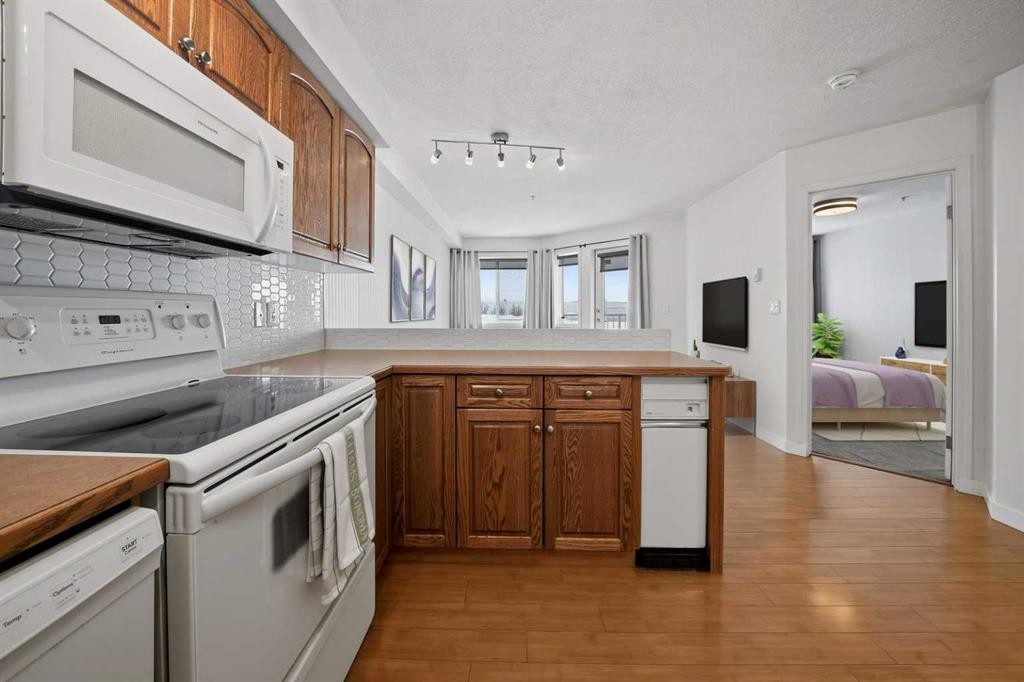 210-60 Jacobs Close, Red Deer, AB - Indoor Photo Showing Kitchen