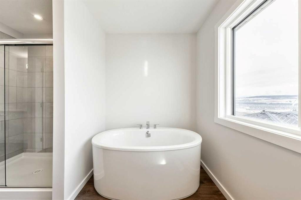 24 Heritage Link, Cochrane, AB - Indoor Photo Showing Bathroom