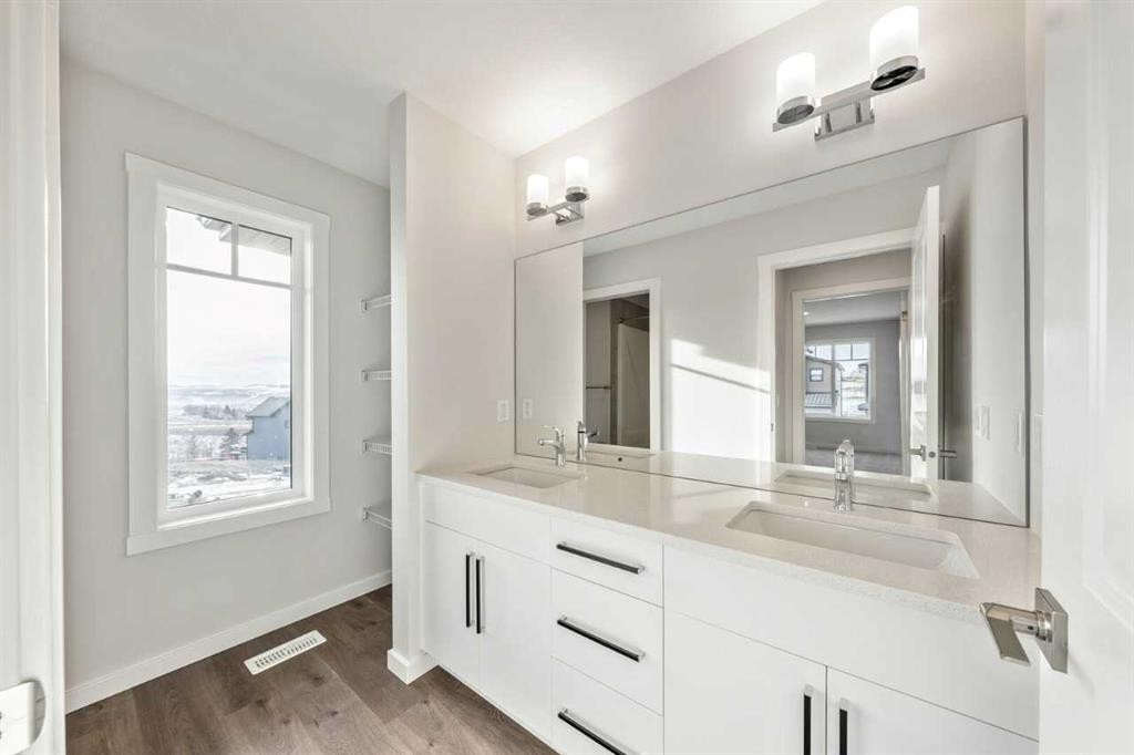 24 Heritage Link, Cochrane, AB - Indoor Photo Showing Bathroom