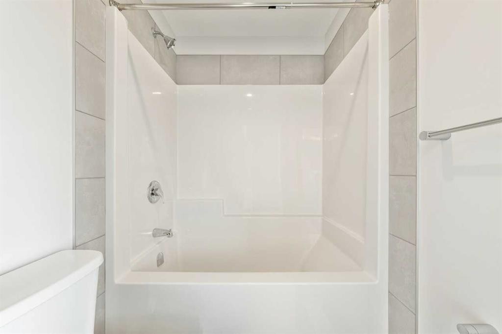 24 Heritage Link, Cochrane, AB - Indoor Photo Showing Bathroom