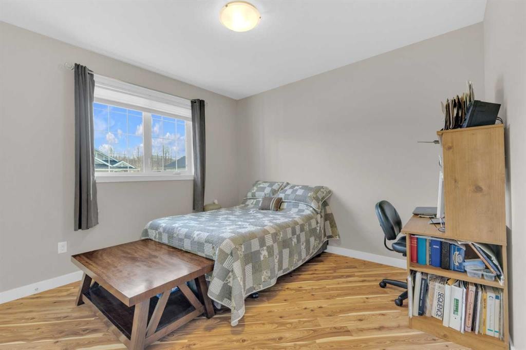 3901 49 Ave, Ponoka, AB - Indoor Photo Showing Bedroom