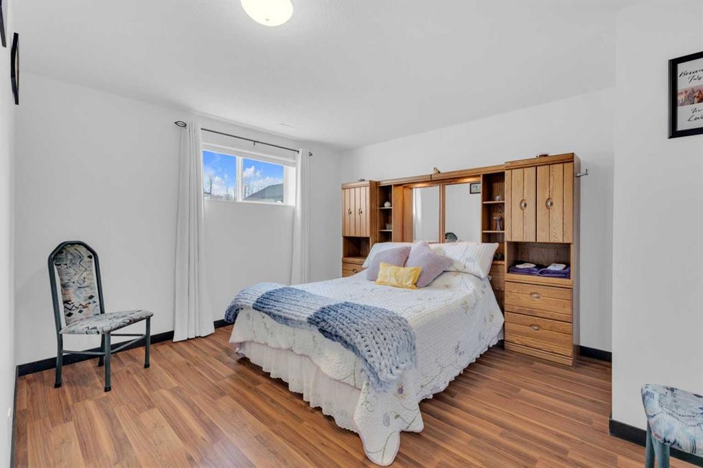 3901 49 Ave, Ponoka, AB - Indoor Photo Showing Bedroom