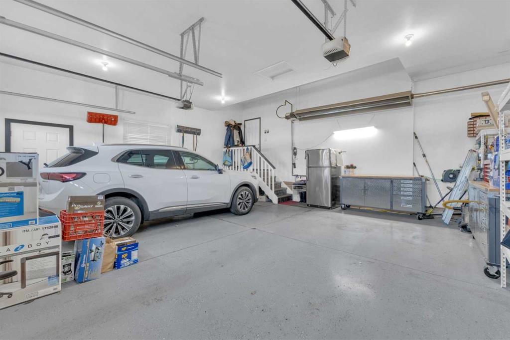 3901 49 Ave, Ponoka, AB - Indoor Photo Showing Garage