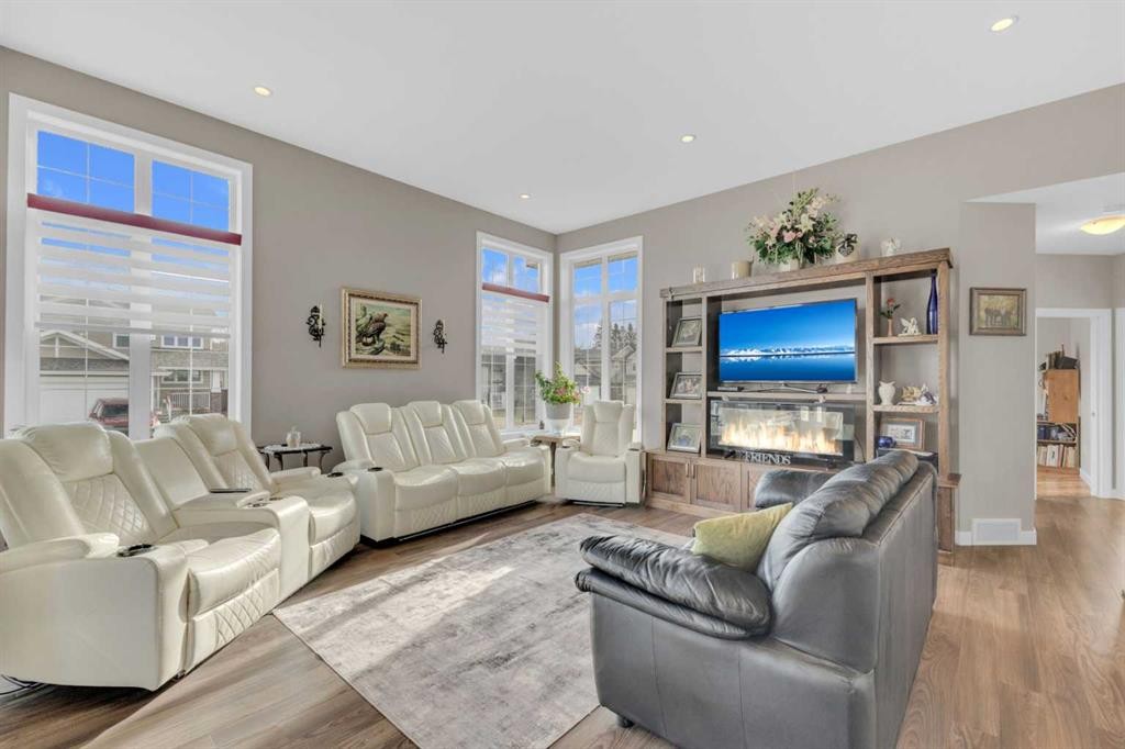 3901 49 Ave, Ponoka, AB - Indoor Photo Showing Living Room