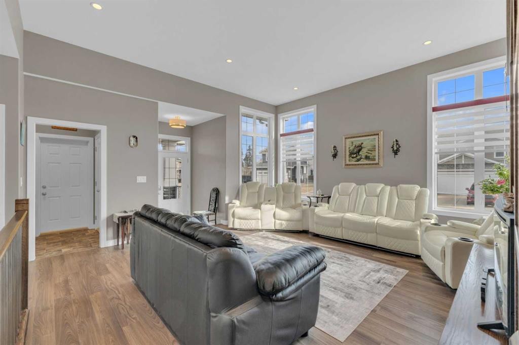 3901 49 Ave, Ponoka, AB - Indoor Photo Showing Living Room
