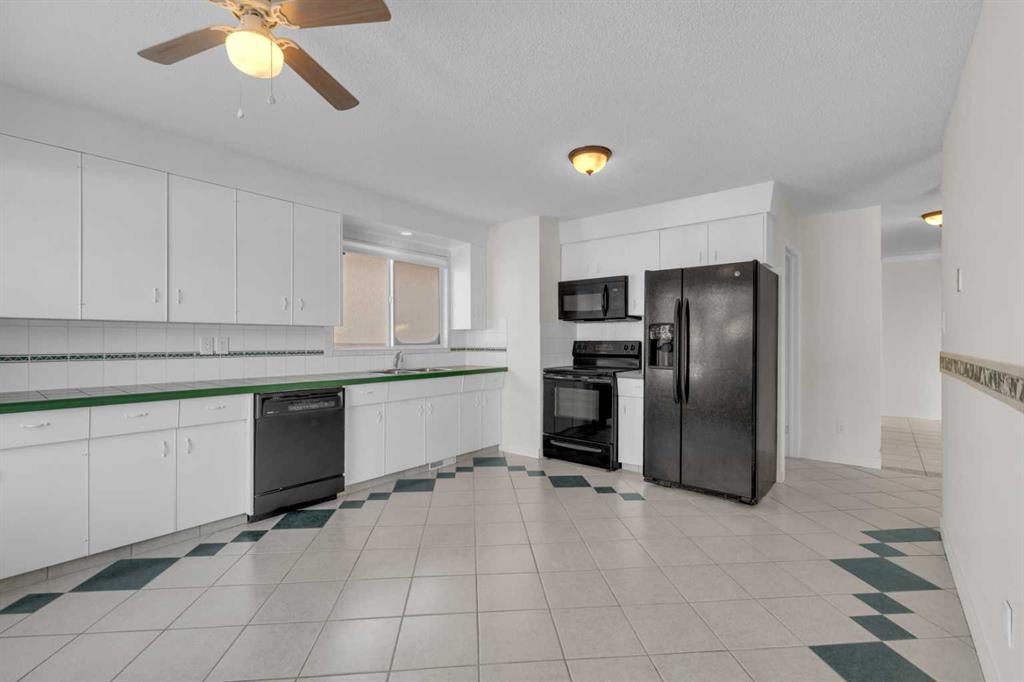 6157 Hamilton Drive, Red Deer, AB - Indoor Photo Showing Kitchen