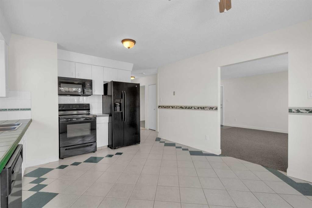 6157 Hamilton Drive, Red Deer, AB - Indoor Photo Showing Kitchen