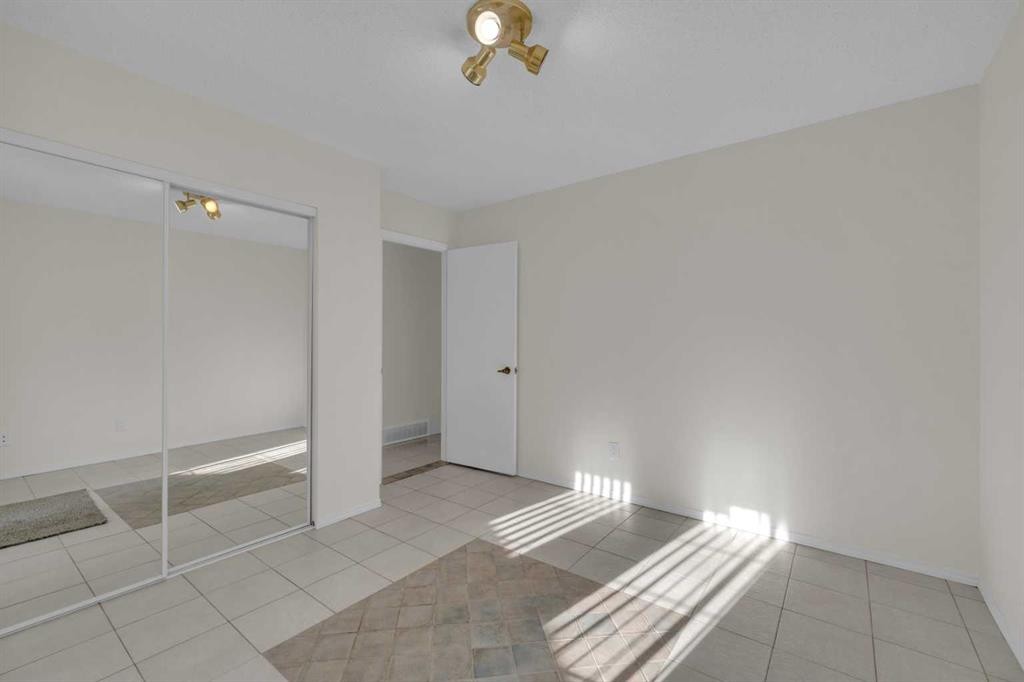 6157 Hamilton Drive, Red Deer, AB - Indoor Photo Showing Other Room