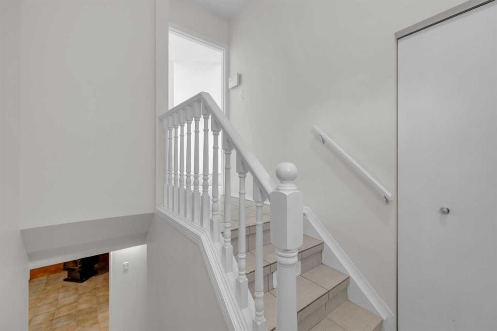 6157 Hamilton Drive, Red Deer, AB - Indoor Photo Showing Other Room