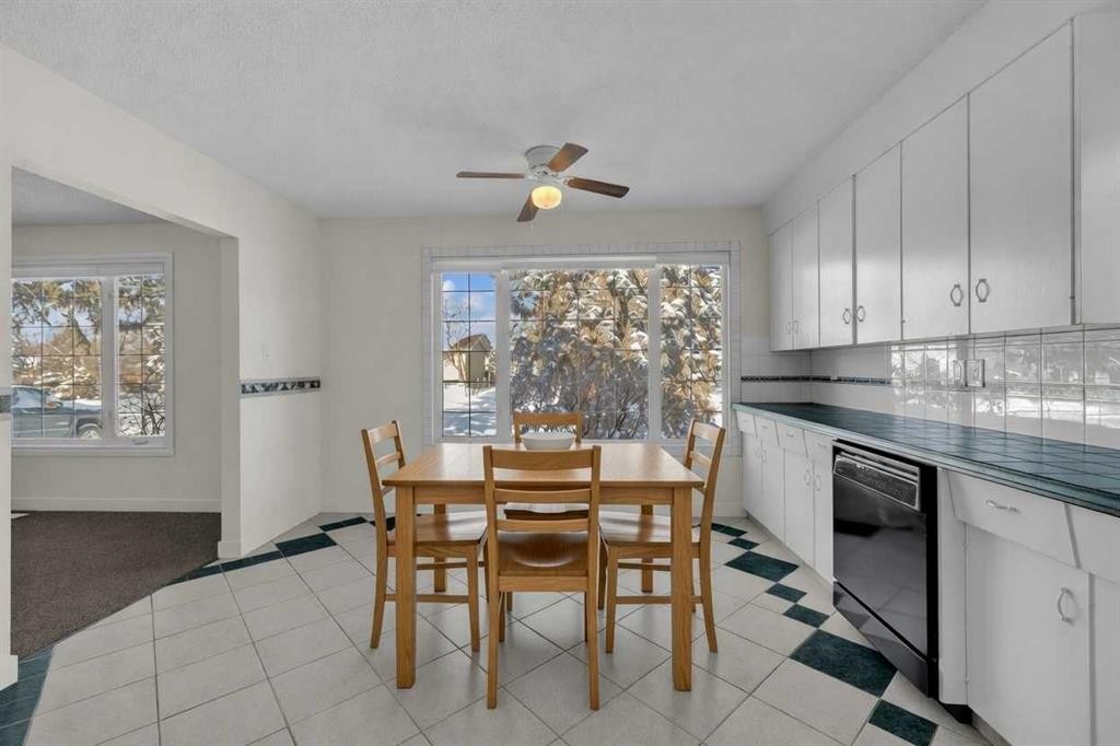 6157 Hamilton Drive, Red Deer, AB - Indoor Photo Showing Dining Room