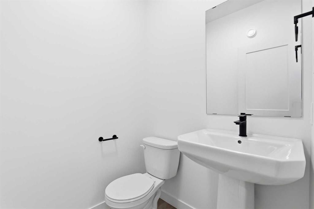 41 Violet Point, Sylvan Lake, AB - Indoor Photo Showing Bathroom