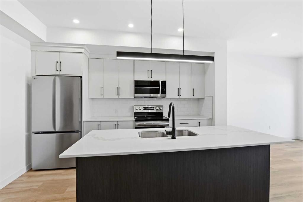 41 Violet Point, Sylvan Lake, AB - Indoor Photo Showing Kitchen With Double Sink With Upgraded Kitchen