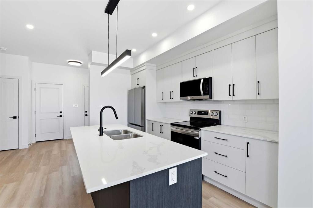 41 Violet Point, Sylvan Lake, AB - Indoor Photo Showing Kitchen With Double Sink With Upgraded Kitchen