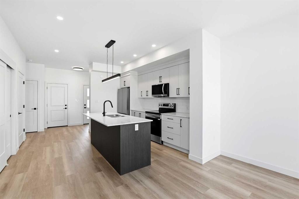 41 Violet Point, Sylvan Lake, AB - Indoor Photo Showing Kitchen With Upgraded Kitchen