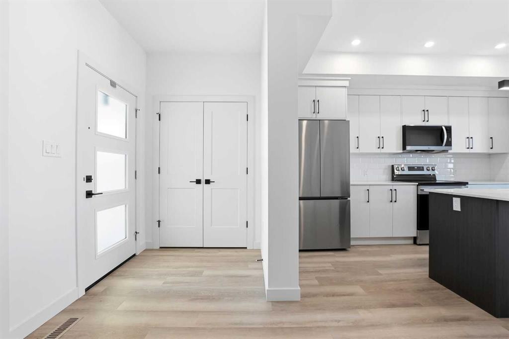 41 Violet Point, Sylvan Lake, AB - Indoor Photo Showing Kitchen