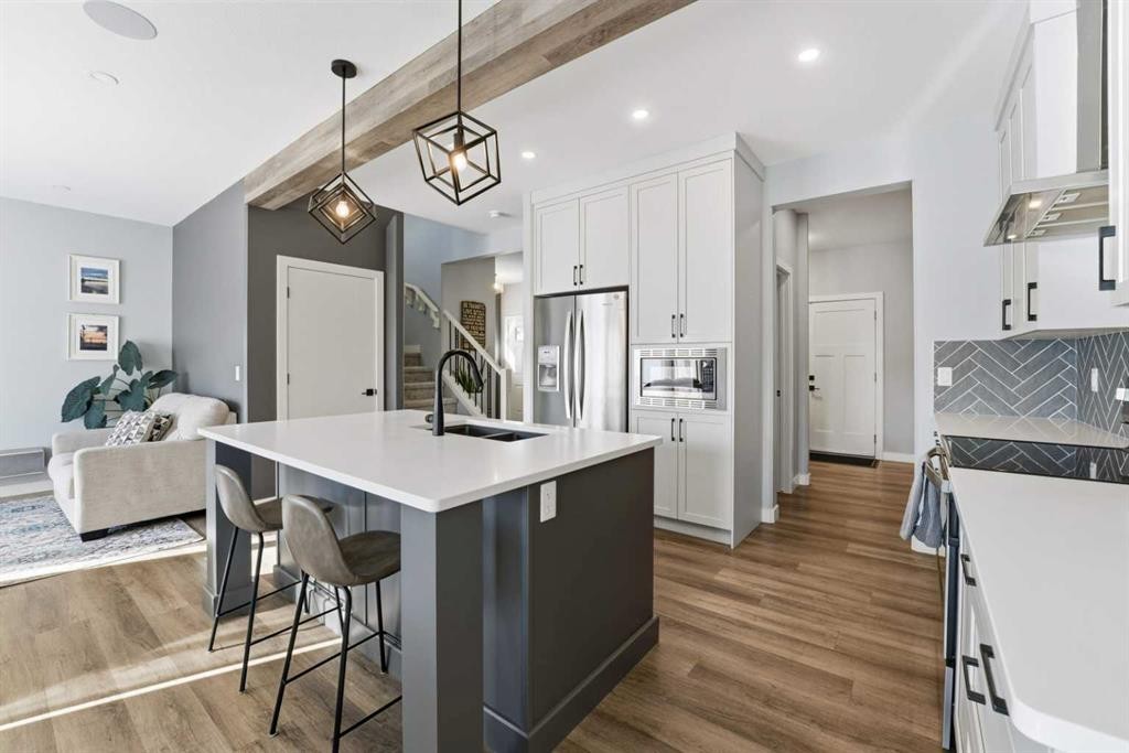 20 Cole Way, Sylvan Lake, AB - Indoor Photo Showing Kitchen With Double Sink With Upgraded Kitchen