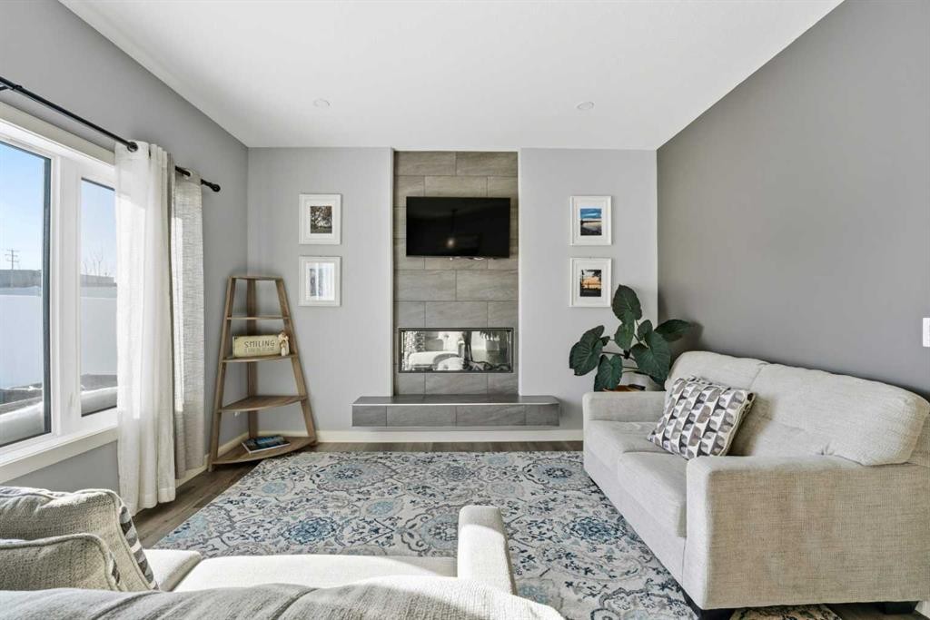 20 Cole Way, Sylvan Lake, AB - Indoor Photo Showing Living Room With Fireplace