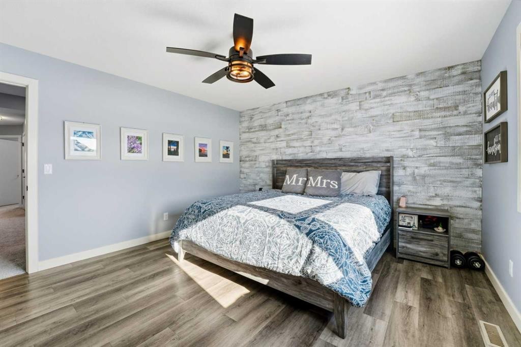 20 Cole Way, Sylvan Lake, AB - Indoor Photo Showing Bedroom