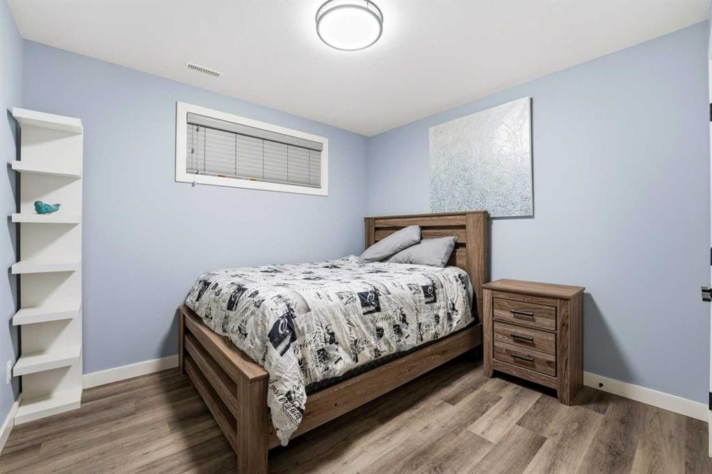 20 Cole Way, Sylvan Lake, AB - Indoor Photo Showing Bedroom