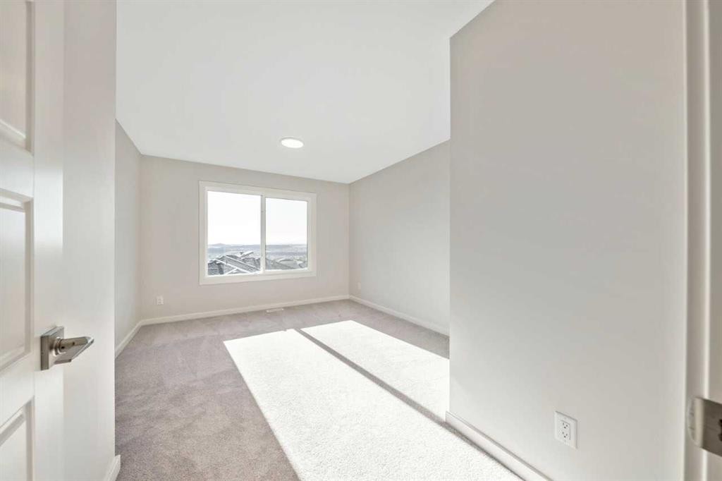 358 Heritage Boulevard, Cochrane, AB - Indoor Photo Showing Other Room