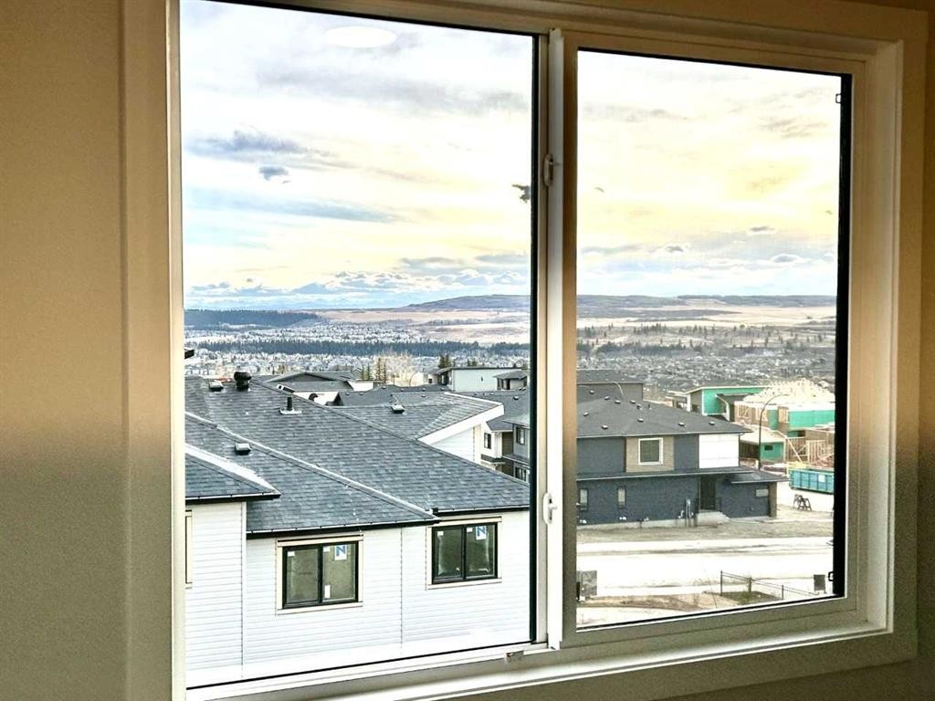 358 Heritage Boulevard, Cochrane, AB - Indoor Photo Showing Other Room