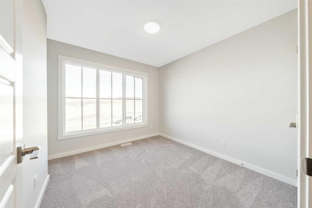 358 Heritage Boulevard, Cochrane, AB - Indoor Photo Showing Other Room