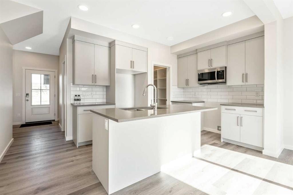358 Heritage Boulevard, Cochrane, AB - Indoor Photo Showing Kitchen With Upgraded Kitchen