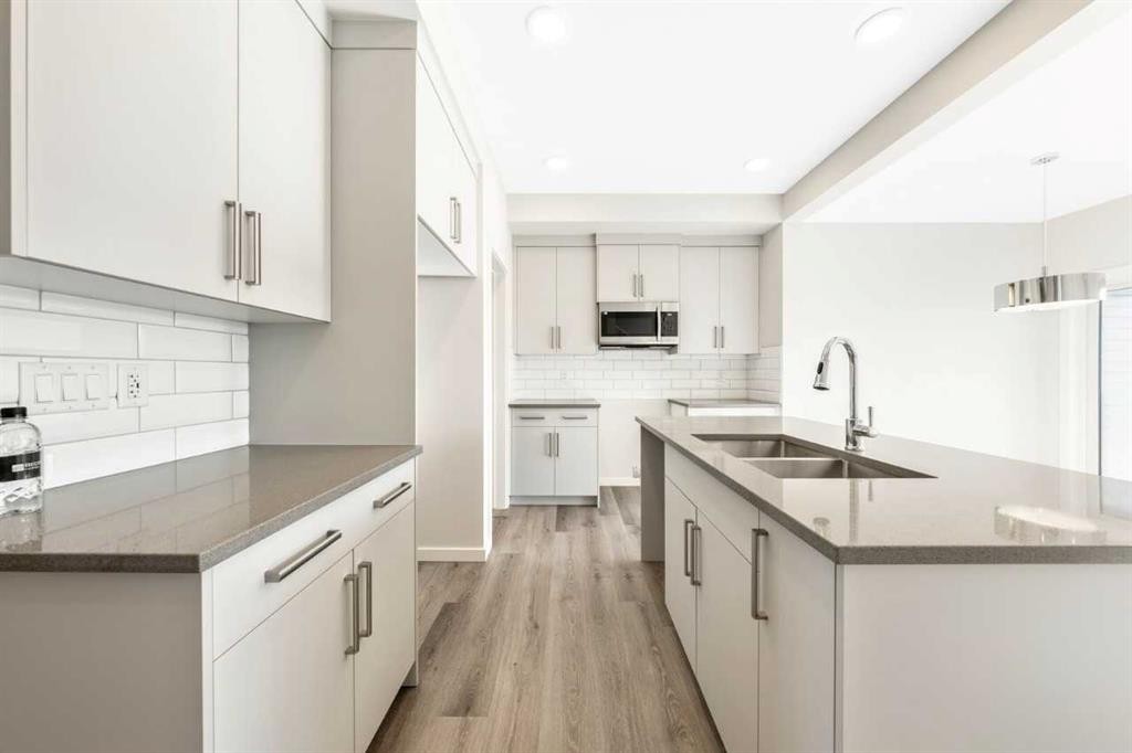 358 Heritage Boulevard, Cochrane, AB - Indoor Photo Showing Kitchen With Double Sink With Upgraded Kitchen