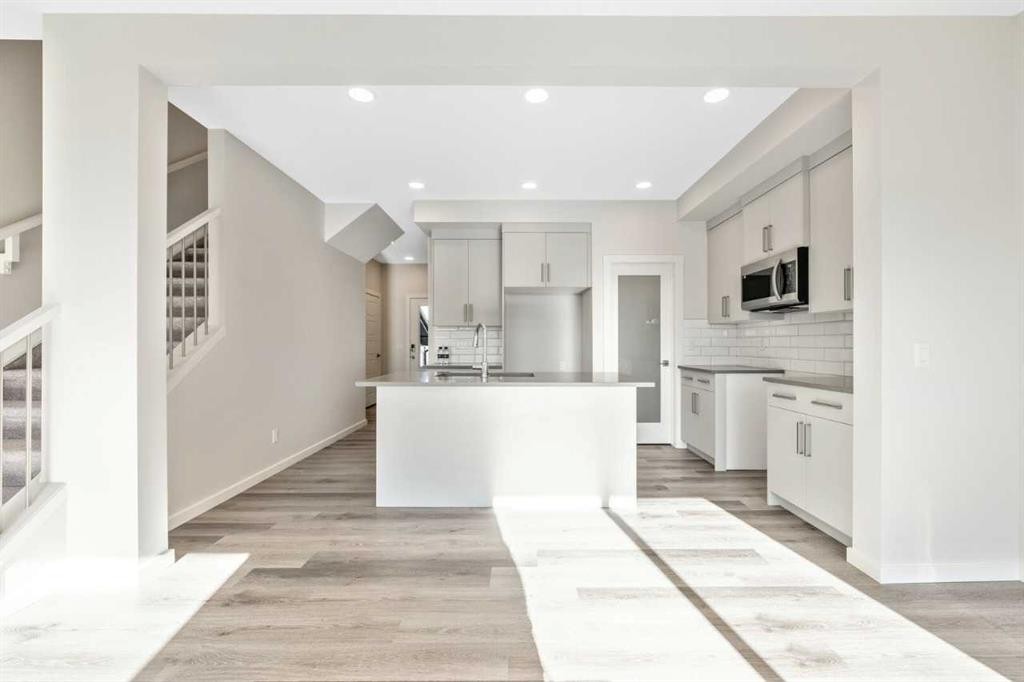 358 Heritage Boulevard, Cochrane, AB - Indoor Photo Showing Kitchen With Upgraded Kitchen