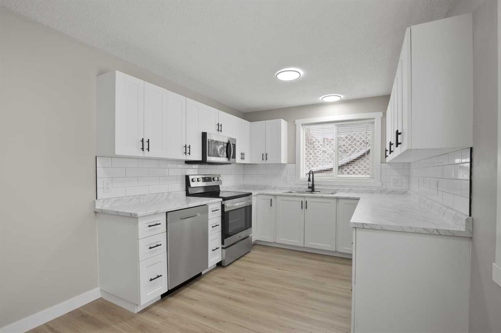 4108 53 Avenue, Innisfail, AB - Indoor Photo Showing Kitchen With Stainless Steel Kitchen With Upgraded Kitchen