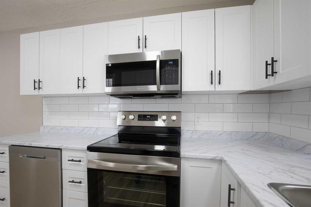 4108 53 Avenue, Innisfail, AB - Indoor Photo Showing Kitchen With Upgraded Kitchen