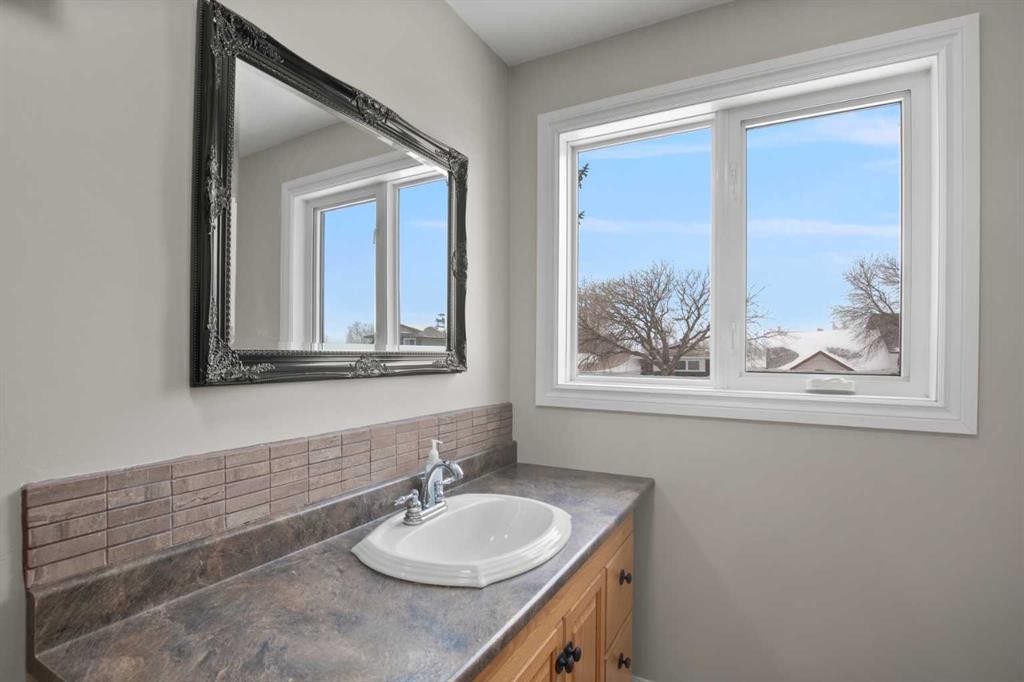 4108 53 Avenue, Innisfail, AB - Indoor Photo Showing Bathroom
