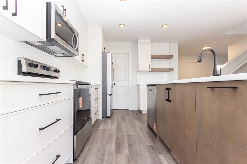 17 Trinity Street, Lacombe, AB - Indoor Photo Showing Kitchen