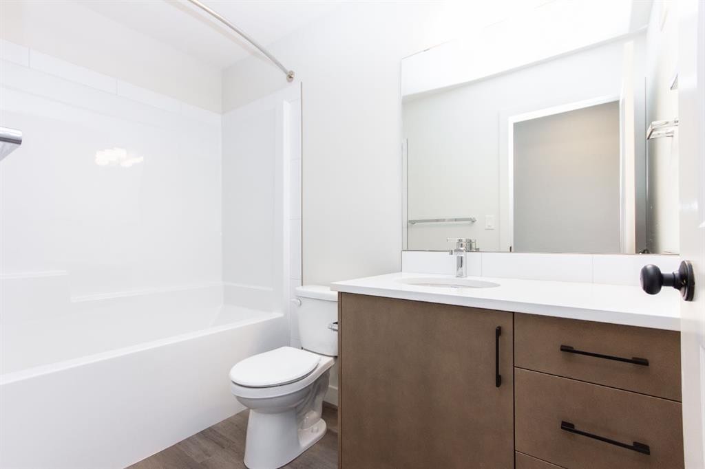 17 Trinity Street, Lacombe, AB - Indoor Photo Showing Bathroom