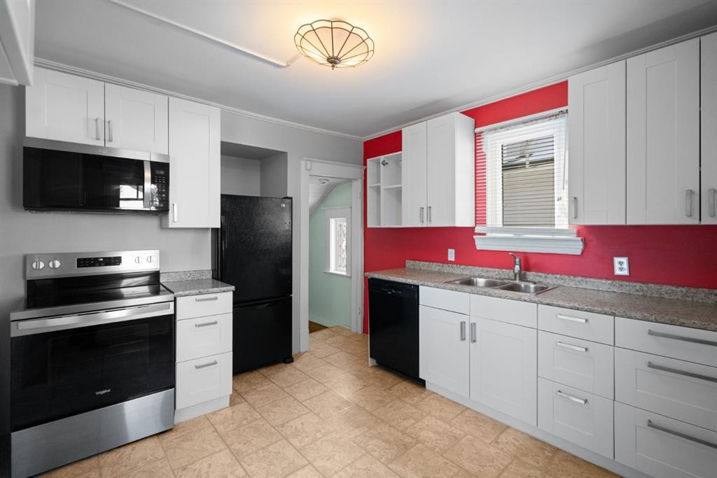 5318 49 Avenue, Camrose, AB - Indoor Photo Showing Kitchen With Double Sink