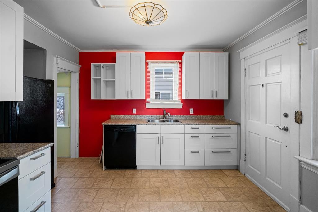 5318 49 Avenue, Camrose, AB - Indoor Photo Showing Kitchen With Double Sink