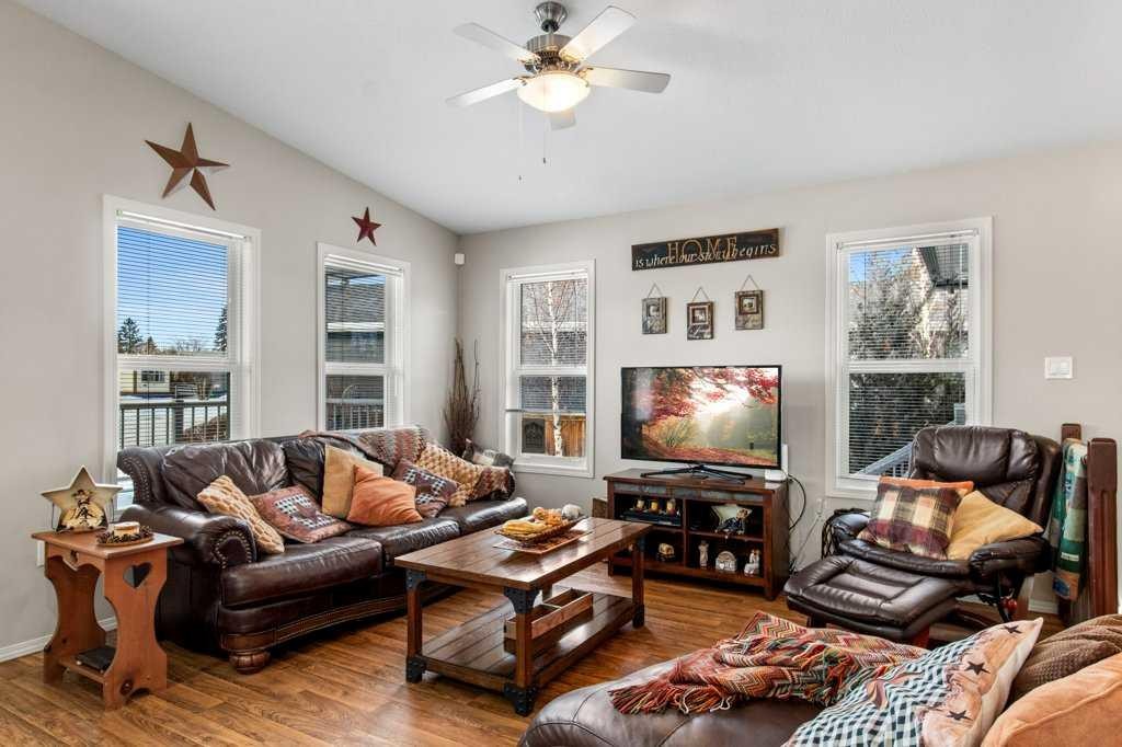 51 Phelan Close, Red Deer, AB - Indoor Photo Showing Living Room
