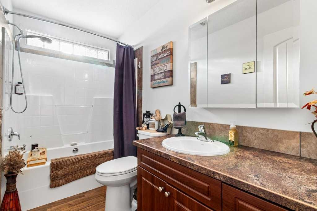 51 Phelan Close, Red Deer, AB - Indoor Photo Showing Bathroom