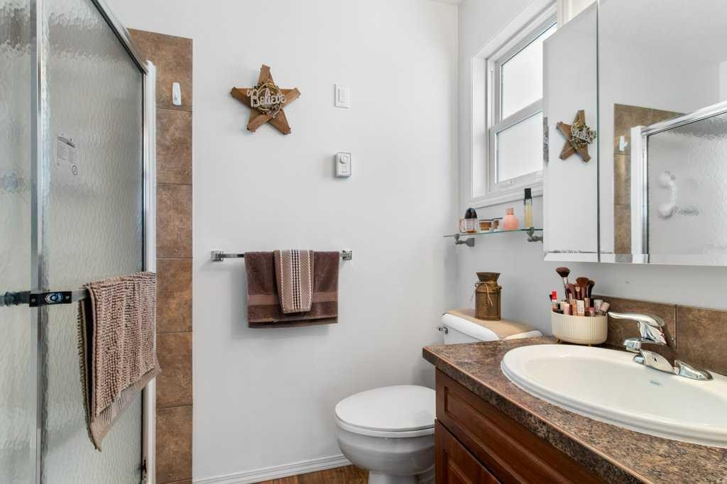 51 Phelan Close, Red Deer, AB - Indoor Photo Showing Bathroom