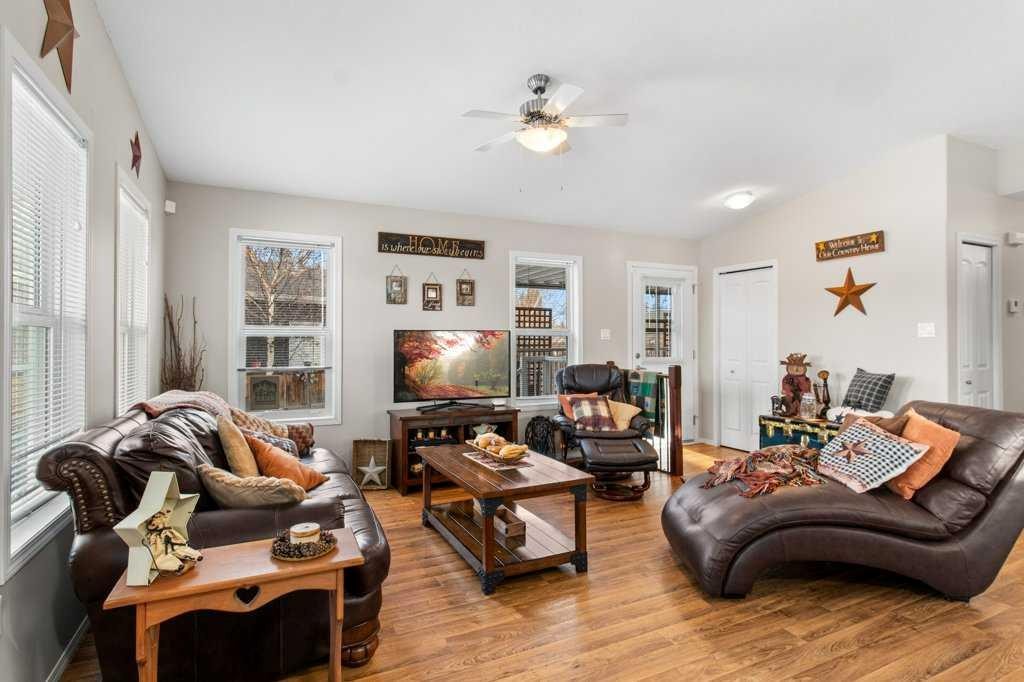 51 Phelan Close, Red Deer, AB - Indoor Photo Showing Living Room