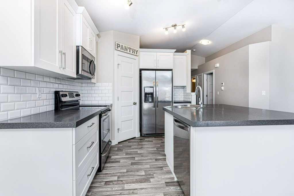 226 Truant Crescent, Red Deer, AB - Indoor Photo Showing Kitchen With Upgraded Kitchen