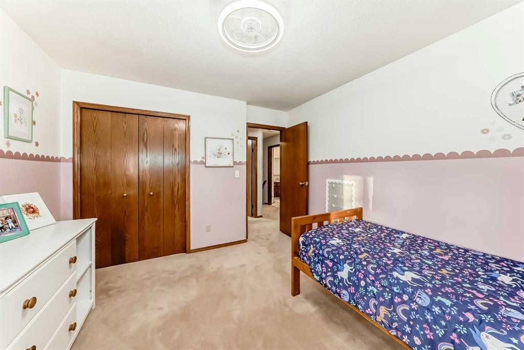 128 Dickenson Crescent, Red Deer, AB - Indoor Photo Showing Bedroom