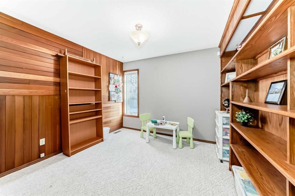 128 Dickenson Crescent, Red Deer, AB - Indoor Photo Showing Other Room