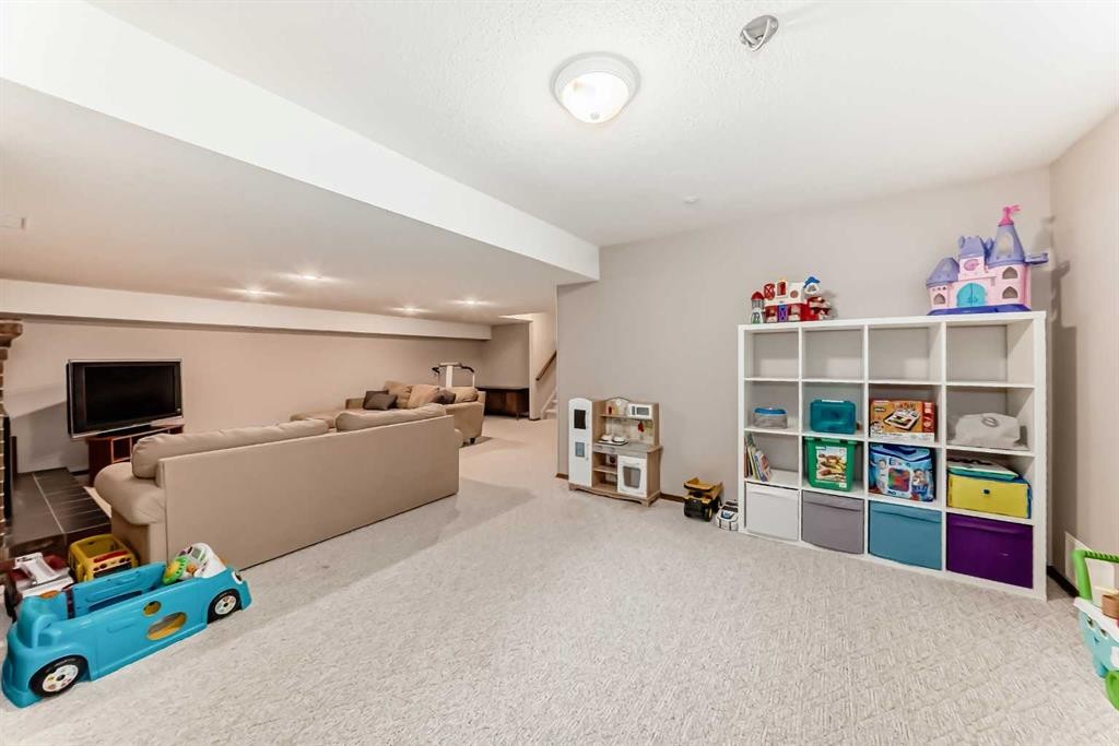 128 Dickenson Crescent, Red Deer, AB - Indoor Photo Showing Other Room