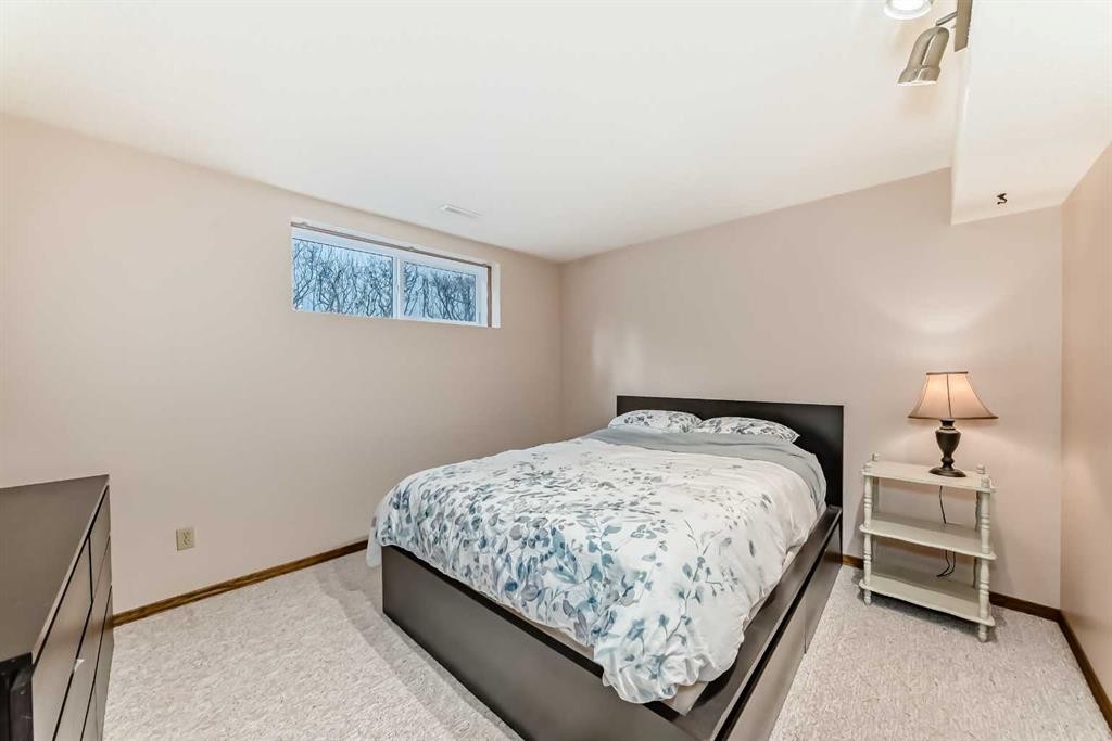128 Dickenson Crescent, Red Deer, AB - Indoor Photo Showing Bedroom
