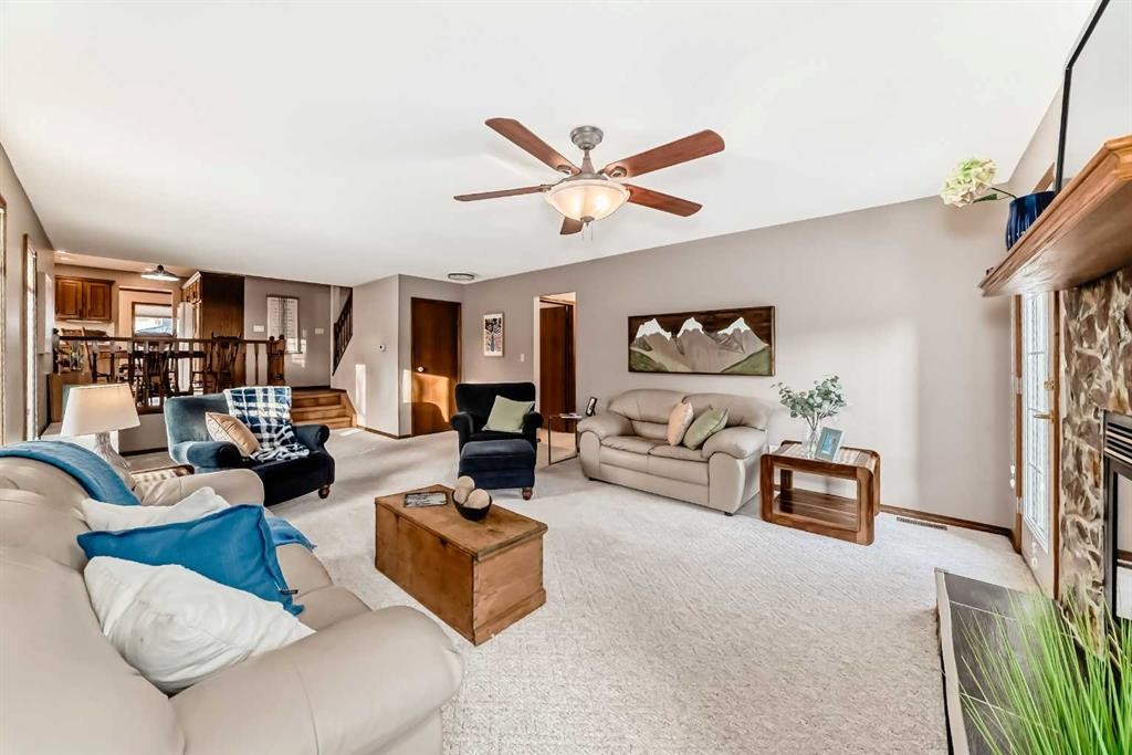 128 Dickenson Crescent, Red Deer, AB - Indoor Photo Showing Living Room