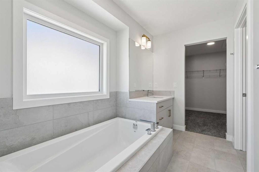 420 Bridgeport Glen, Chestermere, AB - Indoor Photo Showing Bathroom
